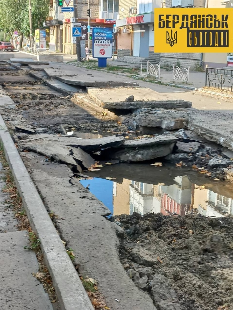 Постійні пориви, які нема кому ліквідувати та відсутність води - постійна картина життя в окупованому Бердянську