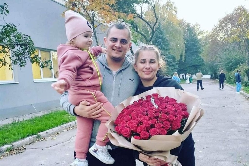 Валентина після повернення з полону з чоловіком та донькою