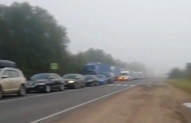 Відео з кордону, де родина провела 6 днів. Майже в кожній машині маленькі діти

