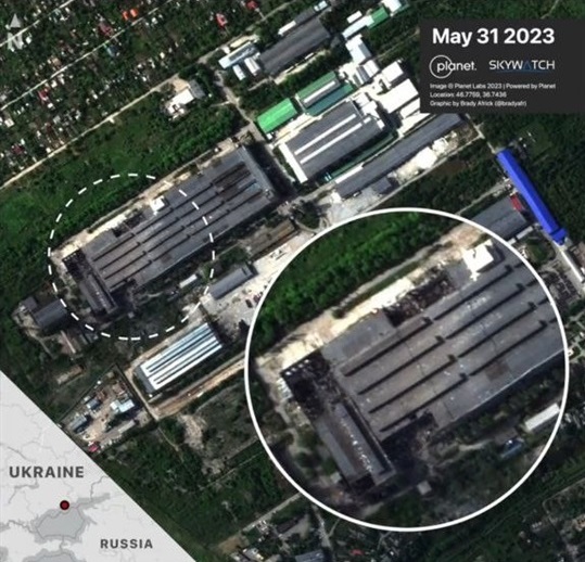 Сліди пошкоджень будівлі, де окупанти збурігали свій БК, 31 травня