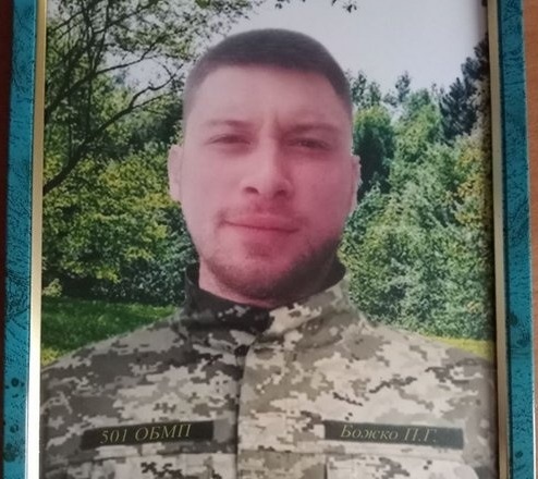 26 лютого у Дніпрі провели в останню путь морпіха 501 ОБМП 36 бригади Павла Божко. Його російські нелюди закатували в полоні. Він помер 1 січня 2023 року. Його тіло повернули у результаті обміну.