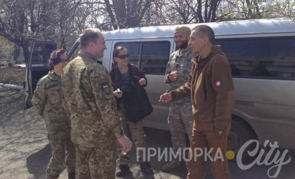 Мирошниченко (зліва) у розташуванні українських сил в зоні АТО
