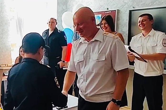 Начальник окупаційної поліції Бердянська Олексій Шепелєв та інші силовики зрадники на відкритті класу у Троянах