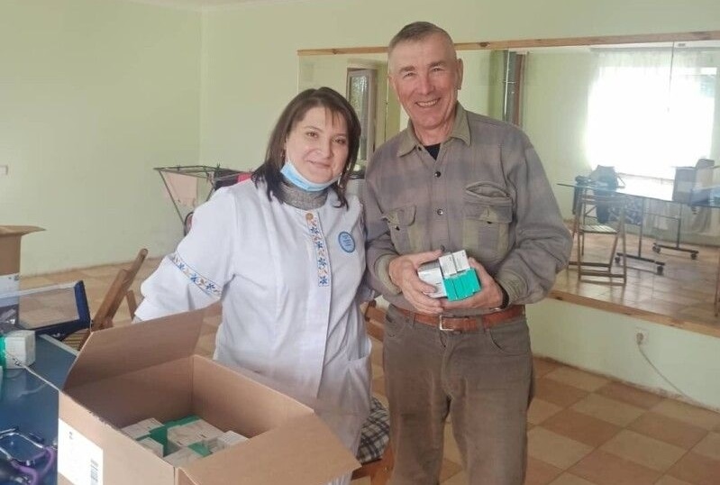 Ксенія Волкова з пацієнтом під час роботи виїзної бригади