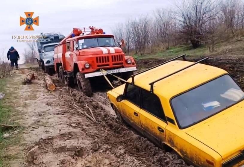 Бійці ДСН витягують автівки, що застрягли в багнюці на дорозі біля Кам'янського