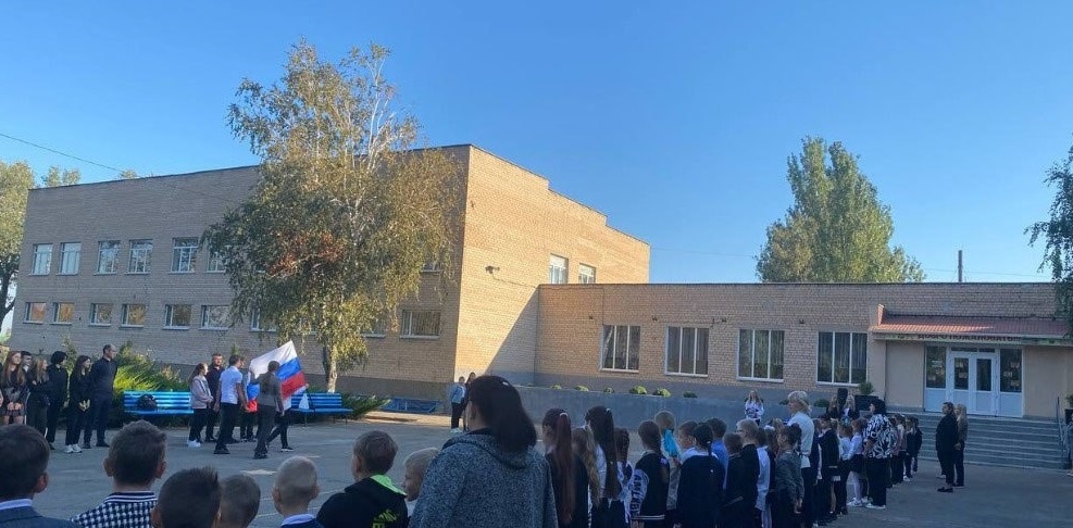 Щопонеділка у захоплених школах Бердянського району виносять триколор під російський гімн
