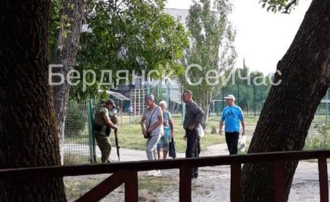 Біля шкіл чергували автоматники, а в деяких навчальних закладах батьків навіть не пускали на територію школи