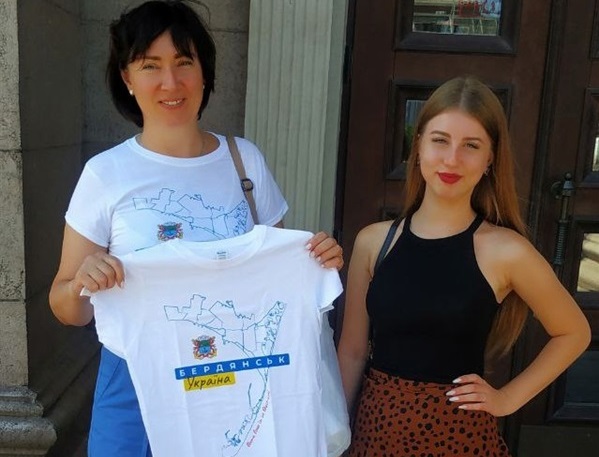 Футболки з логотипом рідного нескореного міста від Бердянського інформаційного центру для медалістів, які приїхали до обласного центру на урочисте отримання документів про освіту