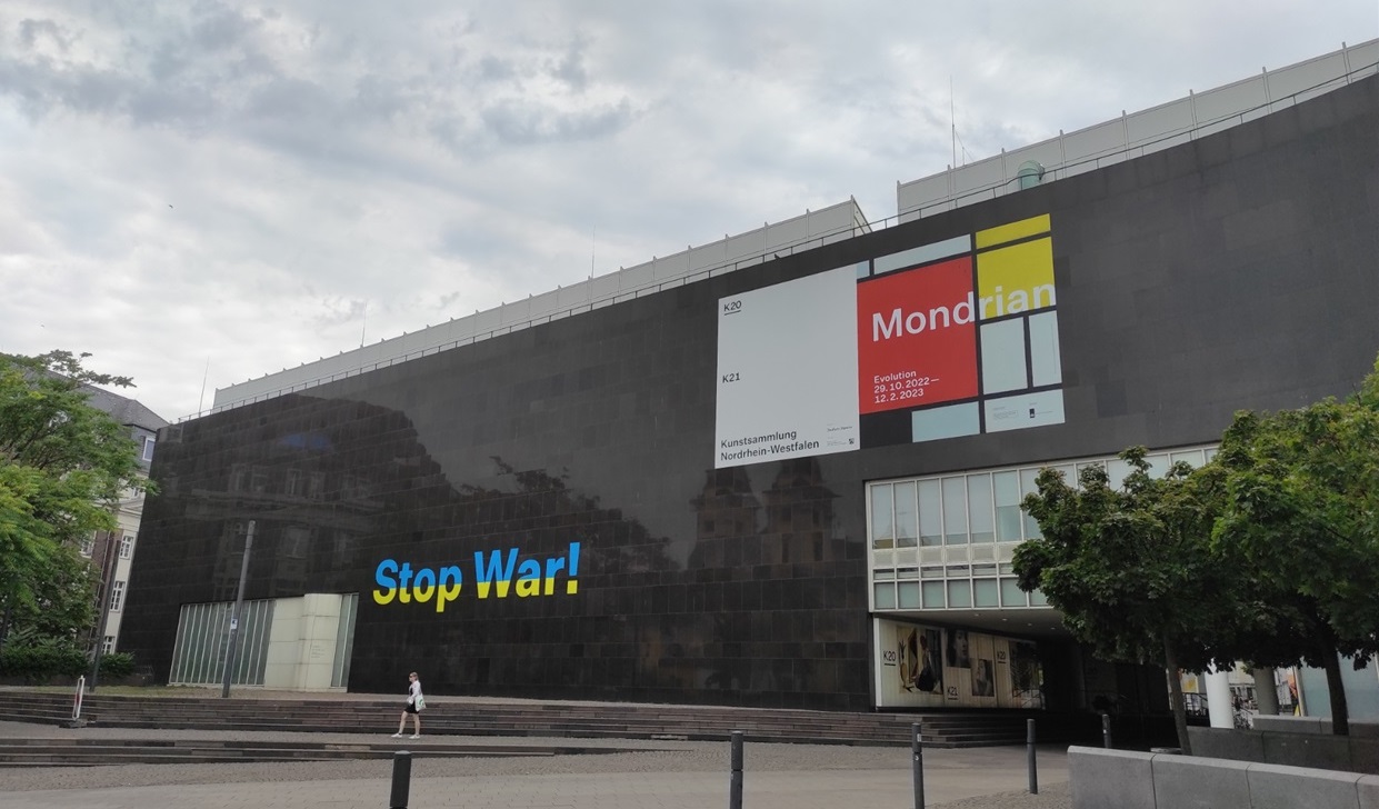 Напис на підтримку України в центрі мистецтва в Дюсельдорфі