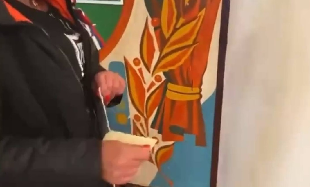 Пропагандисти знайшли одну бажаючу знищити паспорт громадянина України на камеру