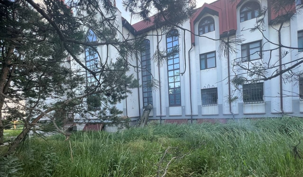 Окупанти оприлюднили фото уламків ракети біля католицького собору. Будівля не постраждала