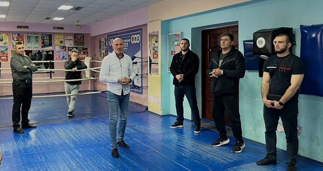 Так званий начальник відділу культури та спорту окупаційної вга ( в центрі) Денис Ветьолнін. Крайній зліва директор Спорткомплексу  Роман Обьещенко