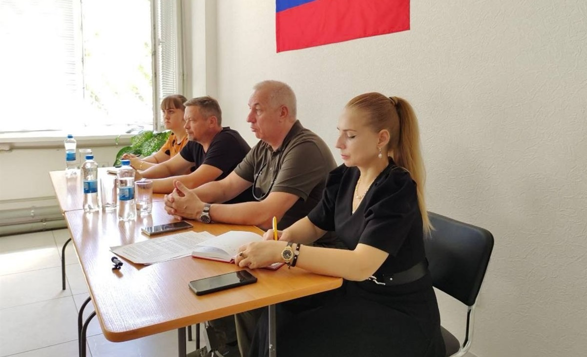 Агітаційна зустріч на заводі "Бердянські жниварки". Голобля поруч з гауляйтером Сауленком