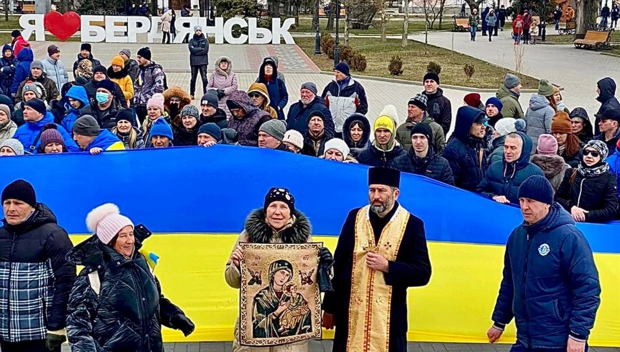 Голова релігійної громади Іван Левиціький під час українських мітингів в окупованому Бердянську