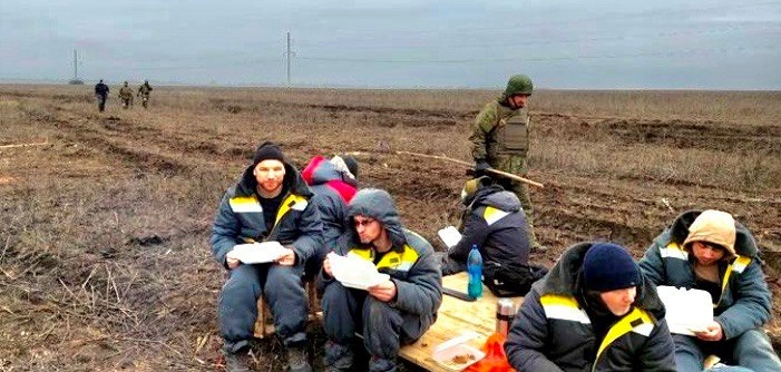 Російські наймані будівельники і військові на полях в районі окупованого Токмаку, вересень 2022 року