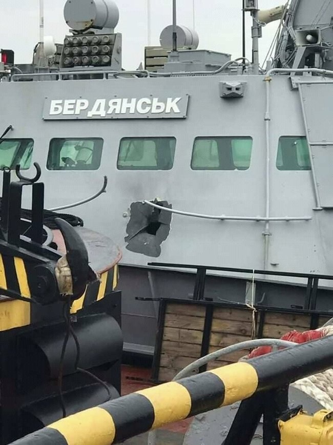 Бронекатер "Бердянск" после обстрела