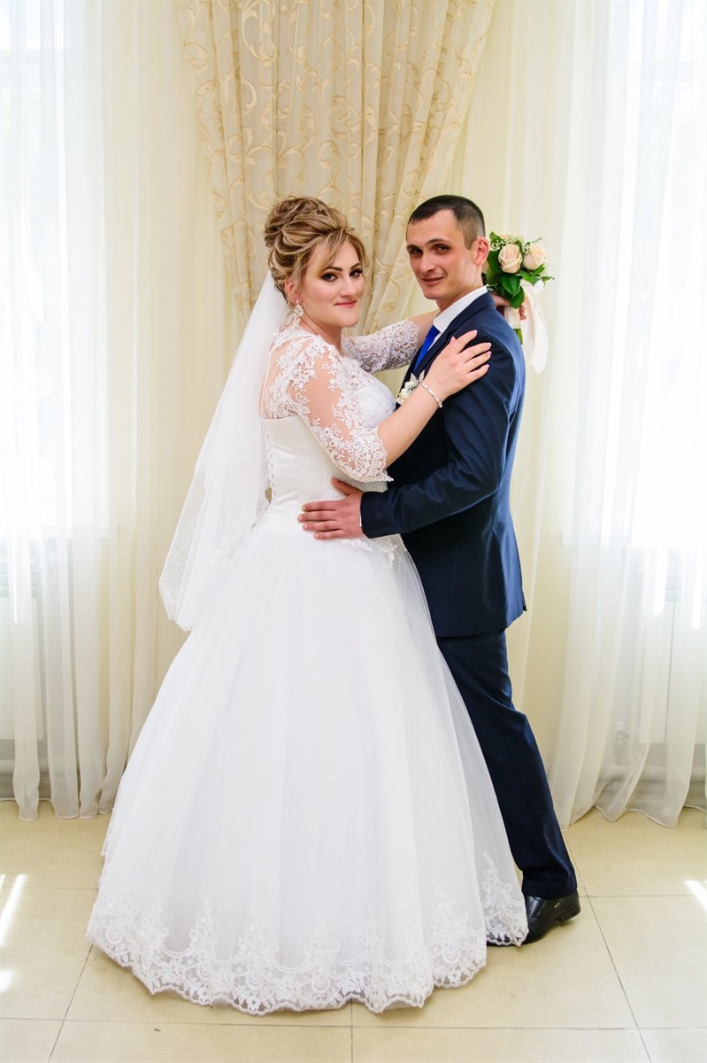 Анна и Александр в браке 2 года. Познакомили пару общие друзья. Любовь помогает им быть вместе в гармонии и понимании. А сейчас 3-месячный сыночек Артемка сделал счастье семьи Ганевых полным.