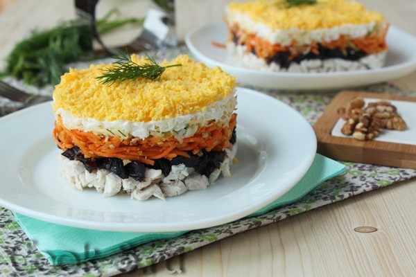 Салат с курицей и черносливом