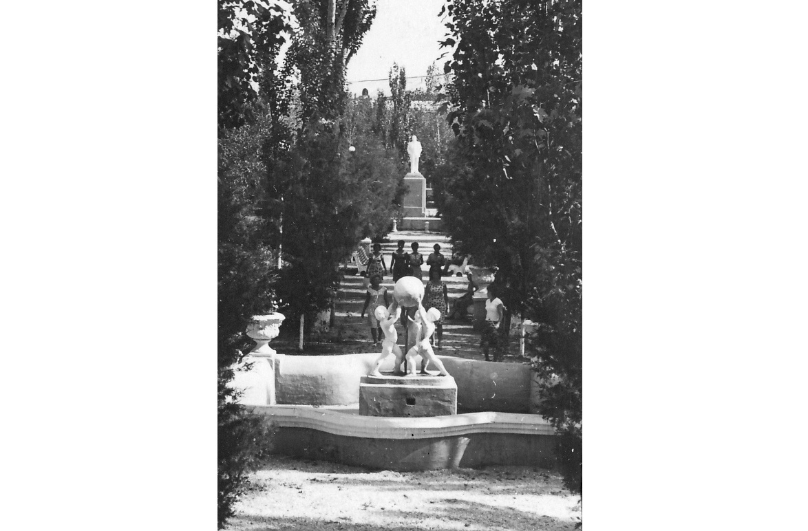 Әйел жасырын камераға шұлық киеді.