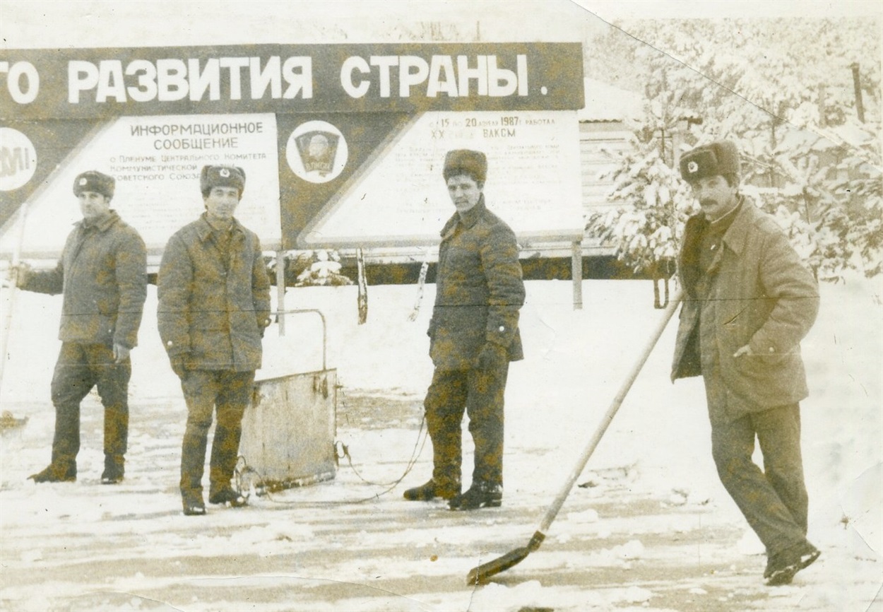 Анатолий Сидень (крайний слева) с другими ликвидаторами