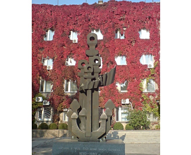 Якорь у админздания Бердянского порта