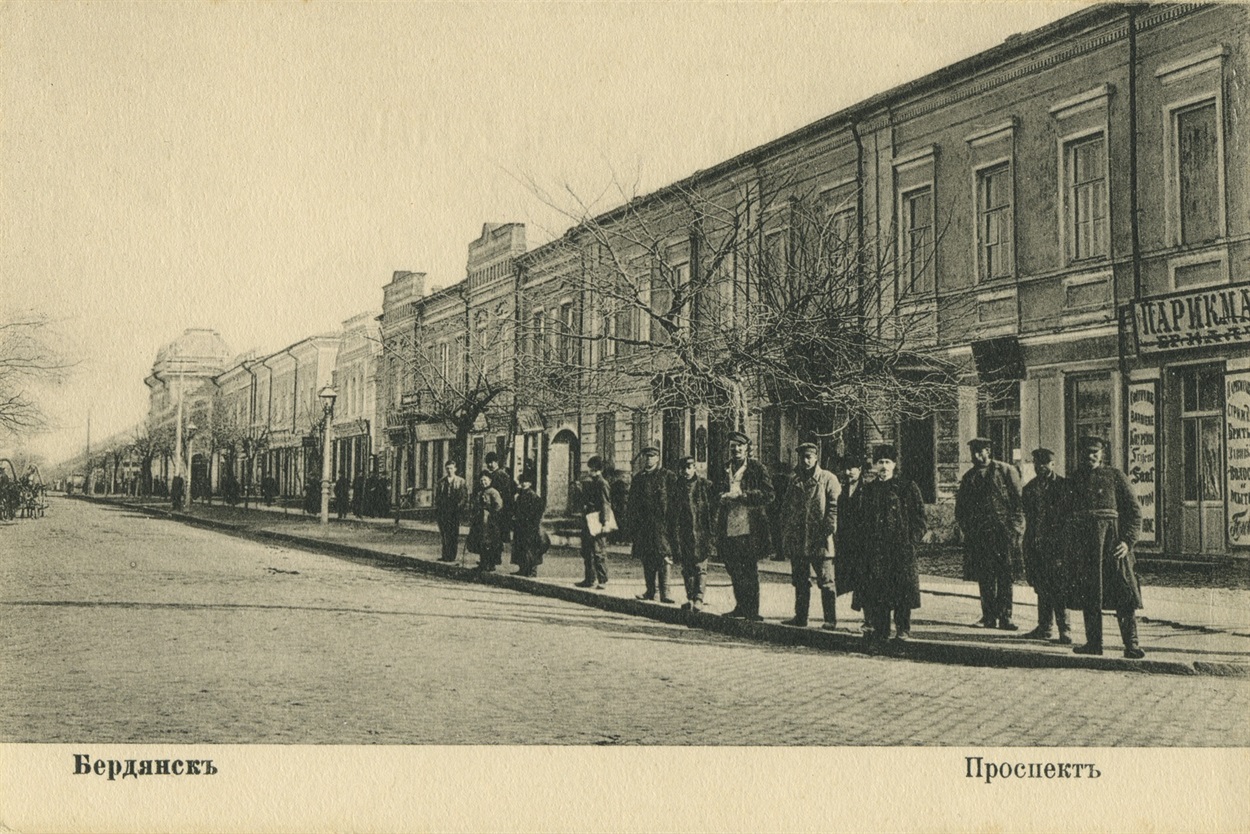 Дом вдоль Театрального проспекта.