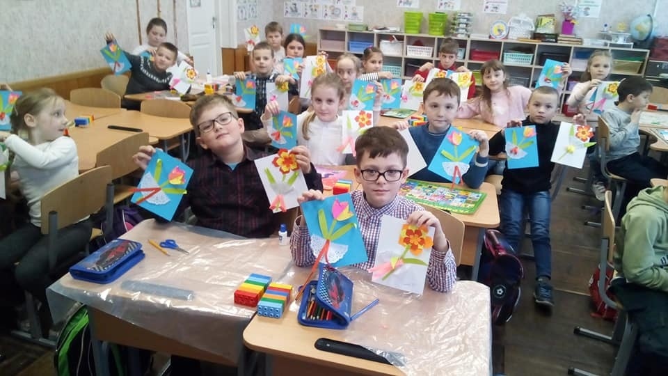 2-г класс сделал подарки мамам на 8 Марта еще в школе, на обычном уроке