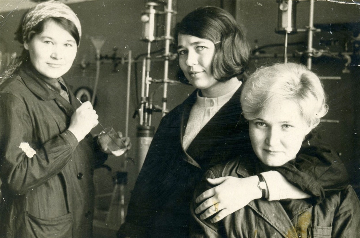 Альбира Семенда – крайняя слева