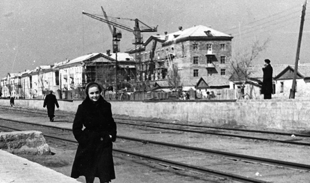 Дома частного сектора на улице Горького уступали место многоквартирным зданиям. Фото сделано в начале шестидесятых годов. 