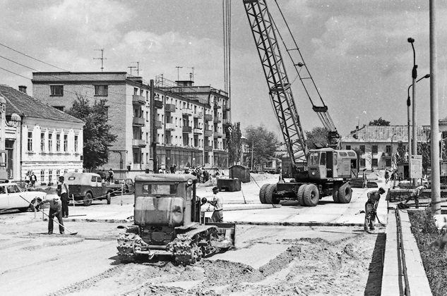 Дорожное полотно на ул. Свободы начали укладывать в середине 70-х годов, снимок дает представление о том, как выглядела улица 50 лет назад.