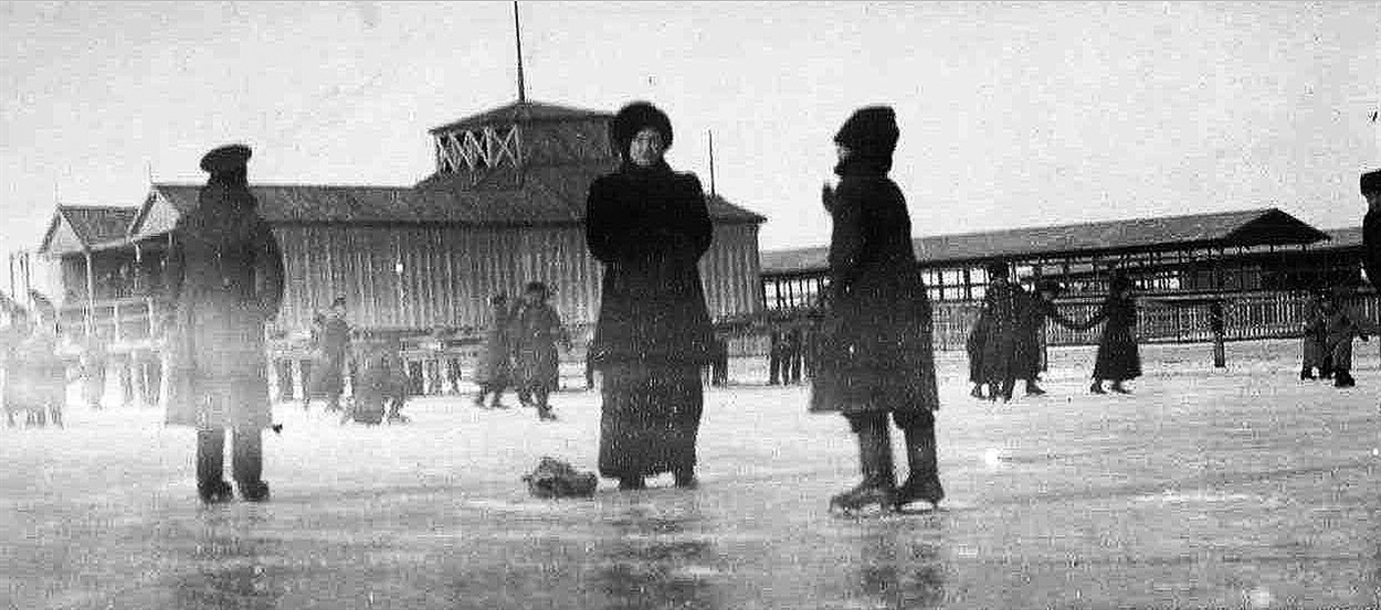 Каток возле городских купален собирал много любителей покататься на коньках. 1915 год