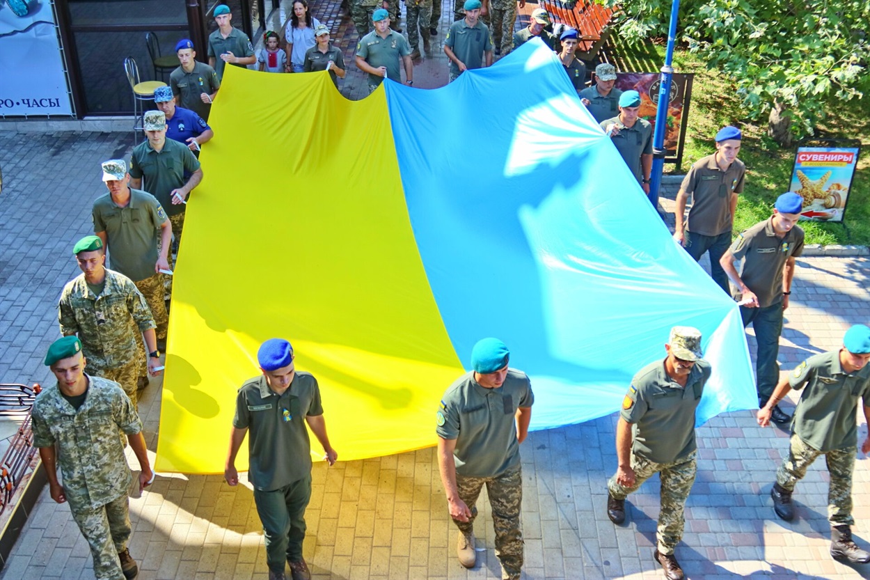 Бердянськ традиційно зустрів День прапора урочистою ходою від п'ятого корпусу БДПУ до площі Єдності