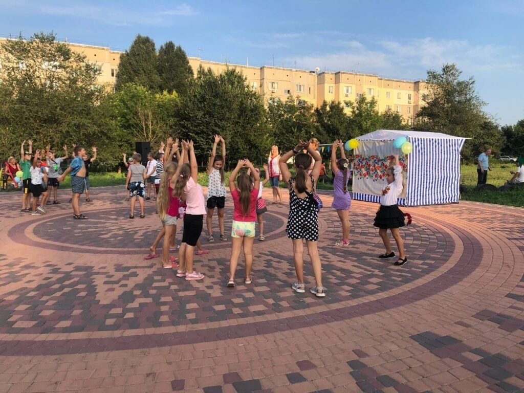 Святкові заходи проходили і в сквері «Сонячному» мікрорайону Скловолокно