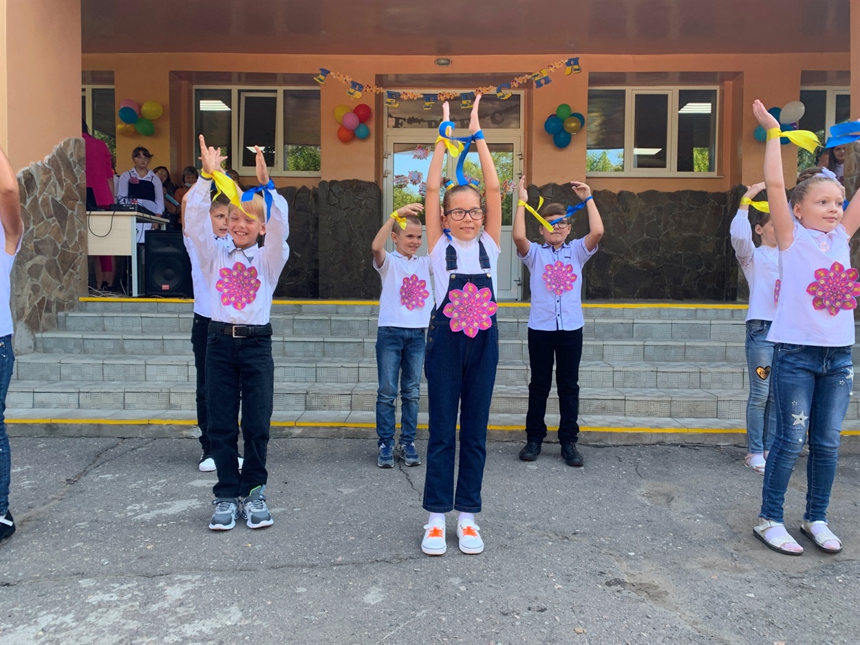 Учні школи №4 підготували для всіх присутніх на святі запальний хореографічний номер 