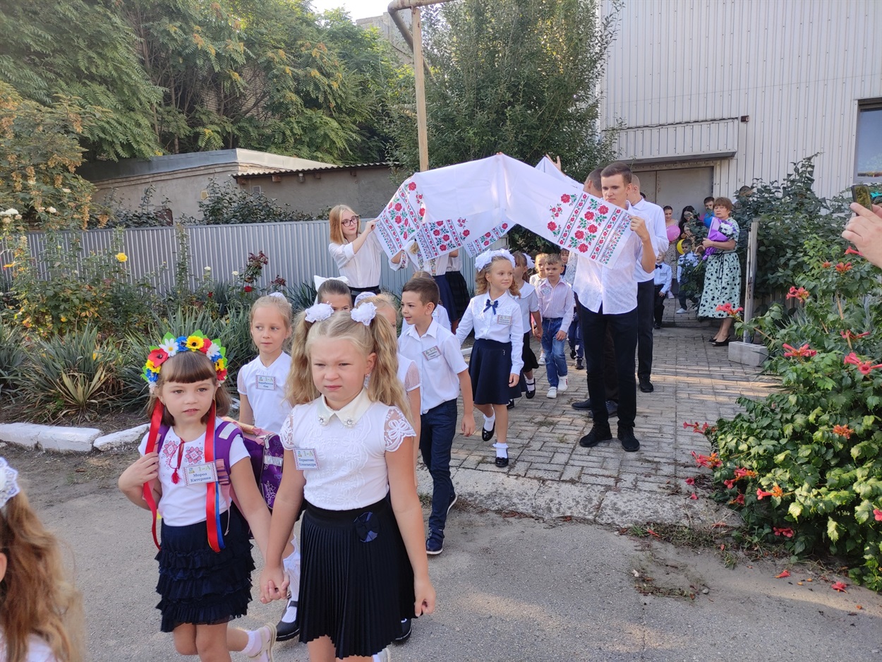 А ось учні школи №2 заходили на свято Першого дзвоника крізь «рушникові ворота» 