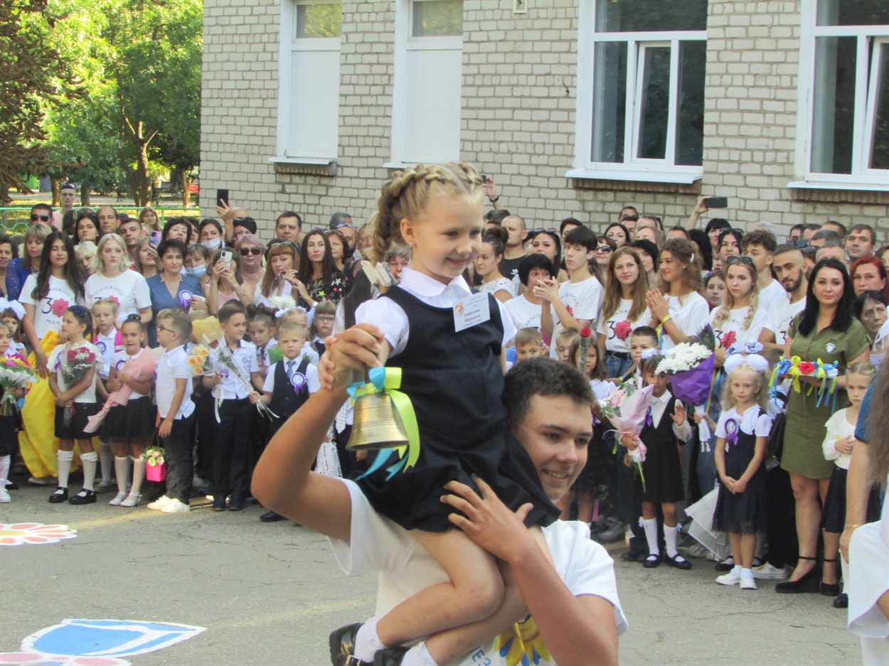 Лунав перший дзвоник і в школі №11