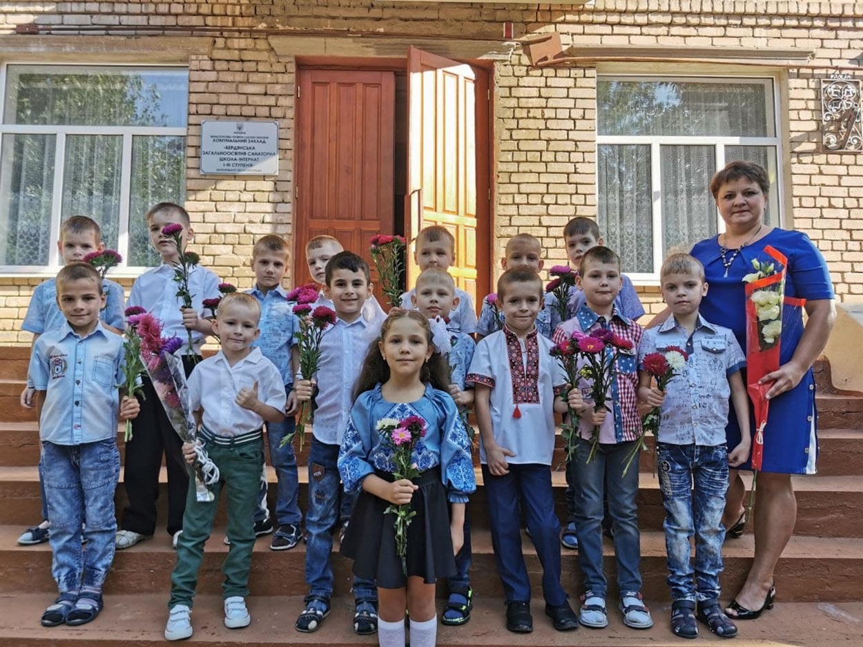 Перший клас школи-інтернату складається з 14 хлопчиків і однієї дівчинки