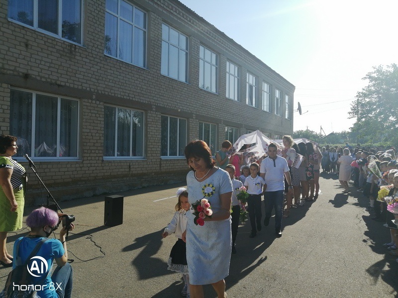 Учні школи №8 також сьогодні приймали вітання з Днем знань