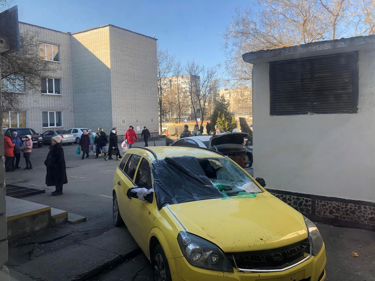 Авто з Маріуполя. Лобового скла немає, водій дивився на дорогу через розірвану плівку. 