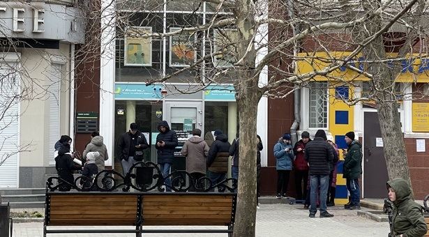 Містяни ловлять безплатний інтернет.