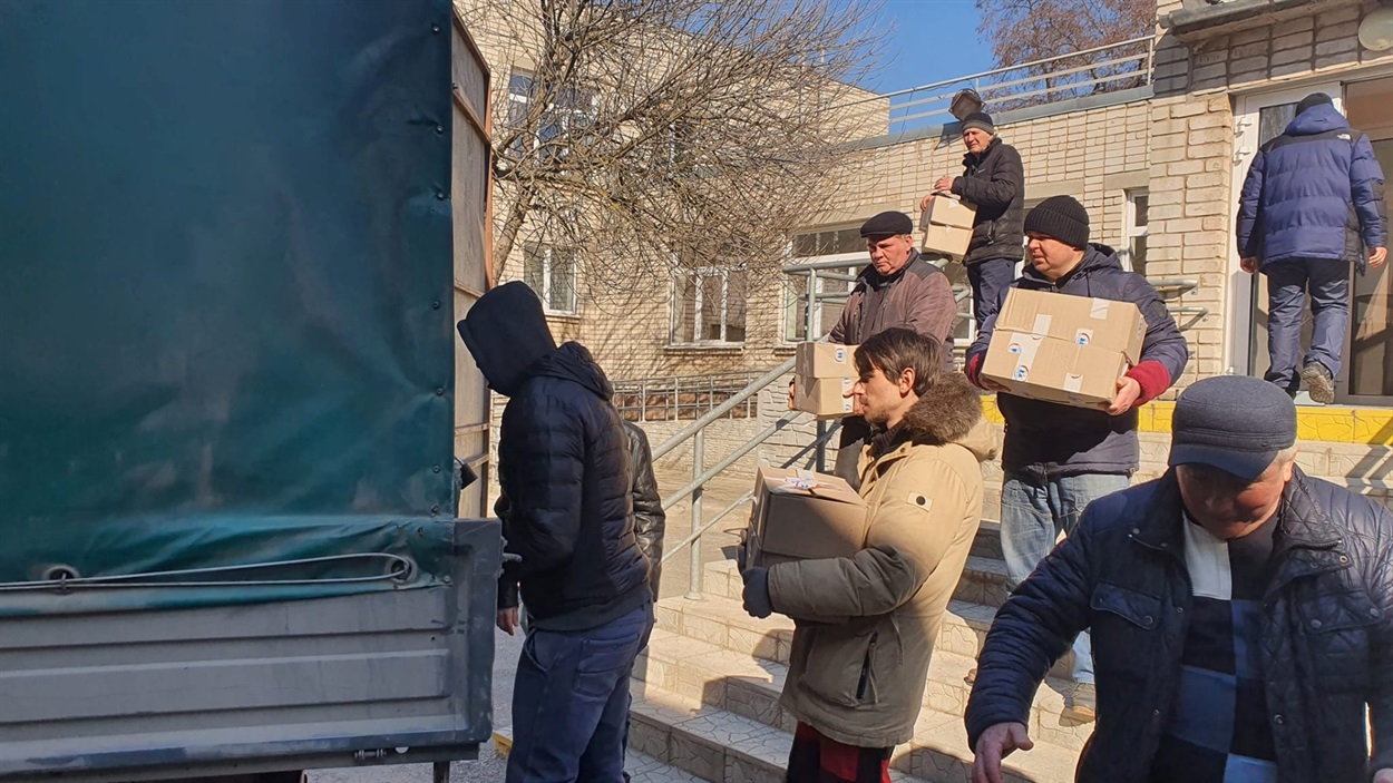 Волонтерський центр, у якому працює Яна, отримав централізовану гуманітарку тільки раз. Та й те забирали її власними силами.