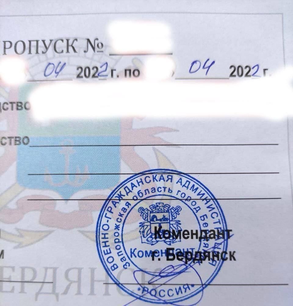 Такі перепустки на проїзд тепер видають росіяни жителям Бердянська.