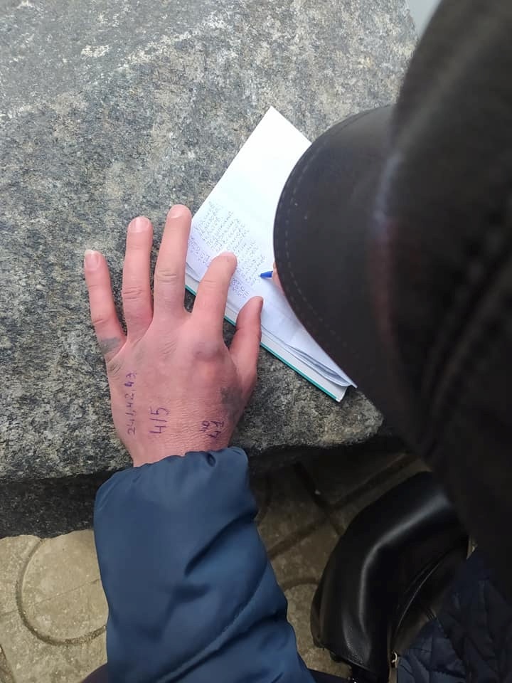 Люди записуються до банку за два тижні й отримують номер.