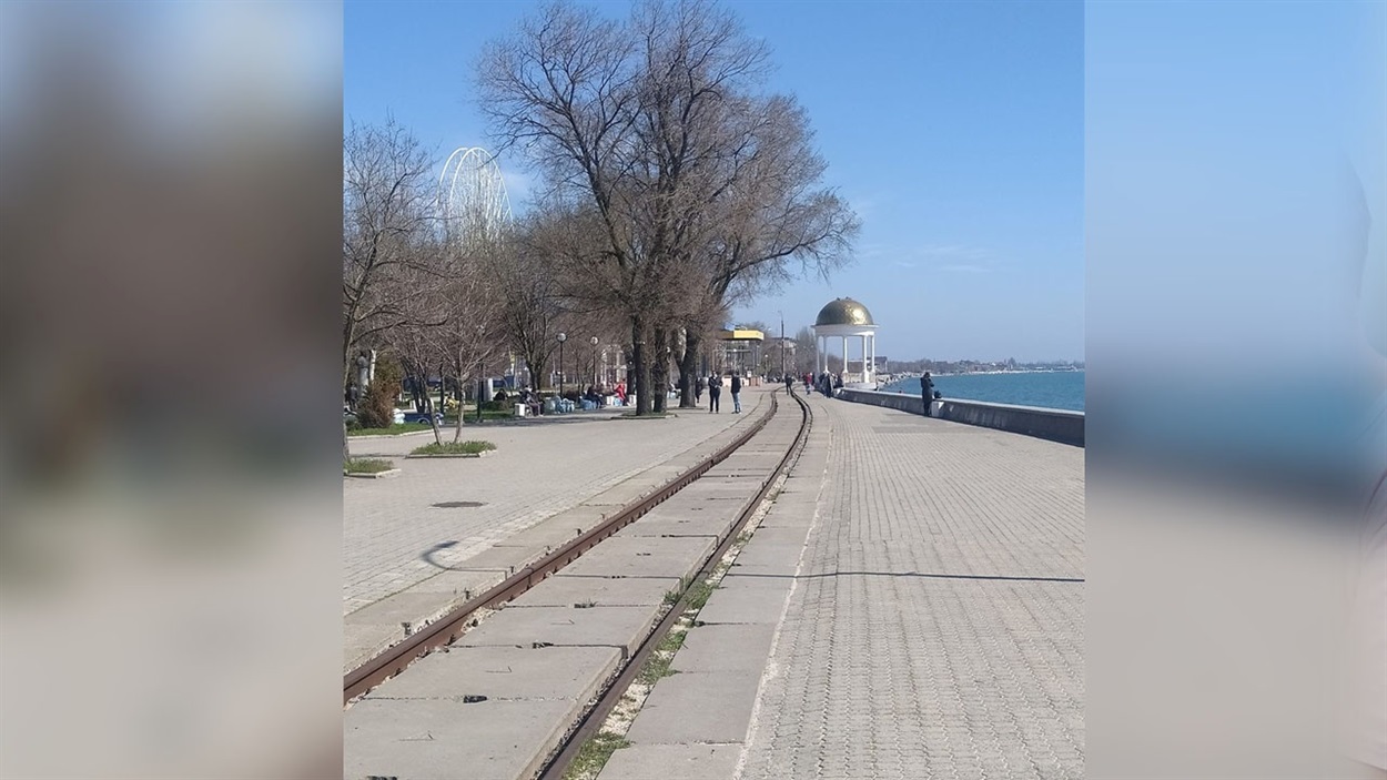 Бердянськ в окупації вже 80 днів. Людей на вулицях майже немає.