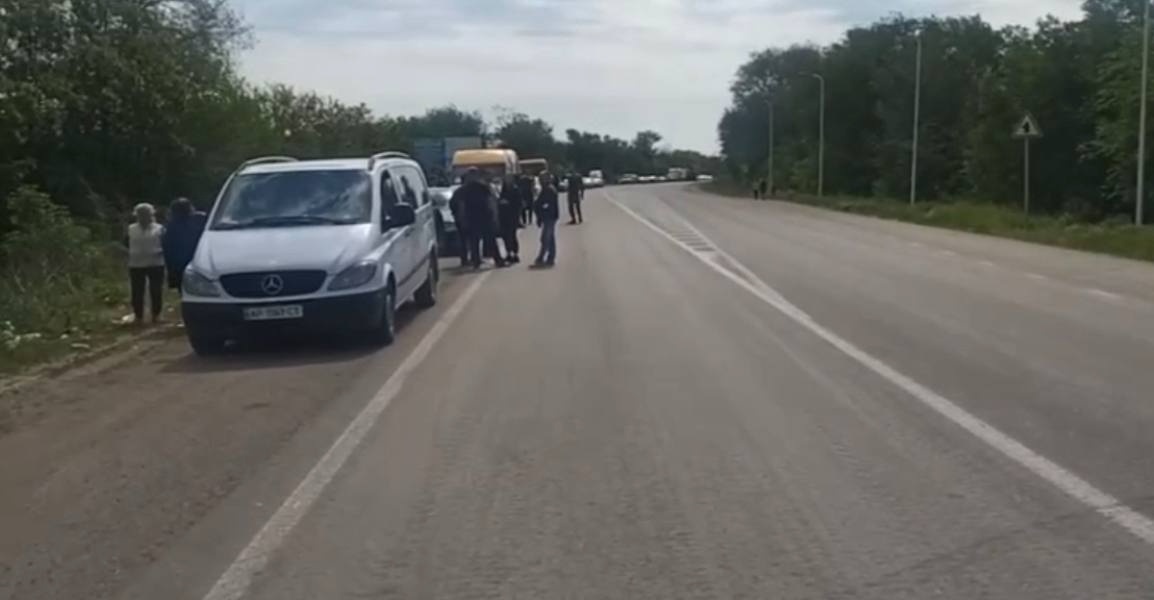 Черга з машин, які намагаються потрапити у Запоріжжя