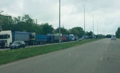 Фури із захопленим зерном на виїзді з Бердянська
