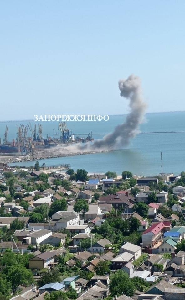 Дим після вибухів на території Бердянського морського порту