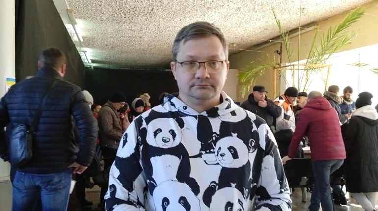 Олег Балабан під час роботи у гуманітарному центрі