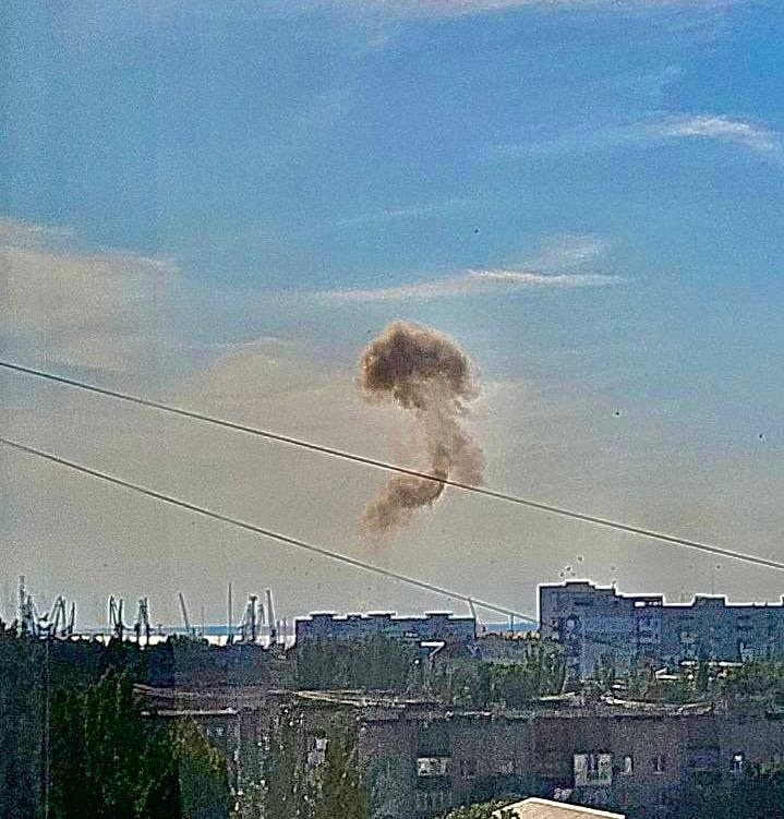 Більше двох тижнів рашисти розчищали причал для проходу суден