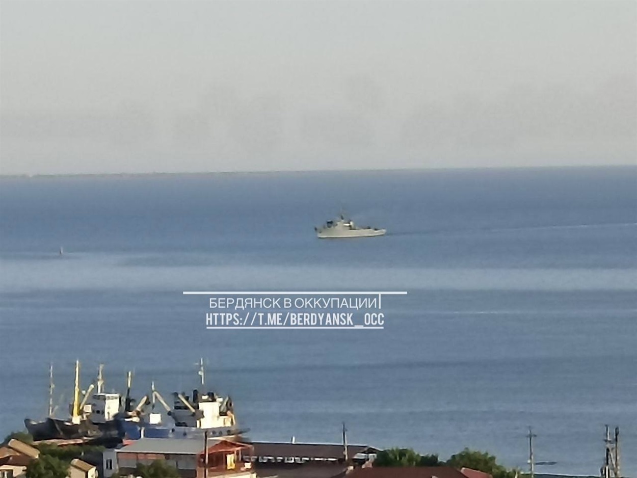 Військовий корабель РФ в акваторії Бердянського порту 